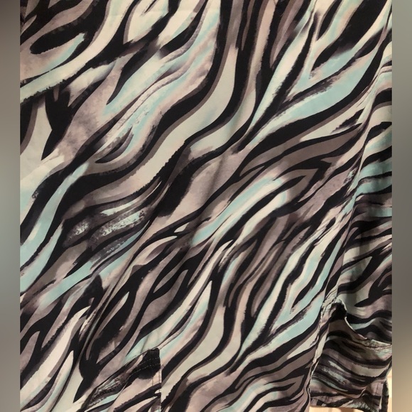 Butter-Soft Stretch zebra print women’s scrub top size large - Picture 3 of 7